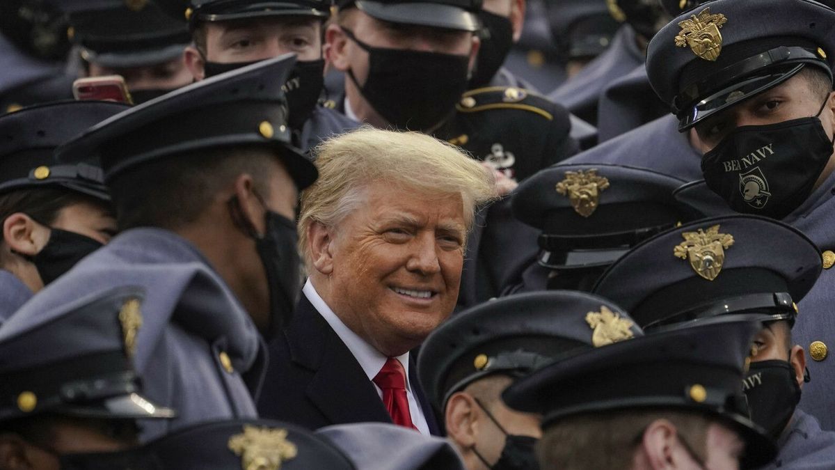 Donald Trump otoczony kadetami podczas wizyty w West Point