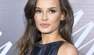 Natalia Szroeder eksponuje nogę w workowatej sukni. "Stylóweczka zwala z nóg"