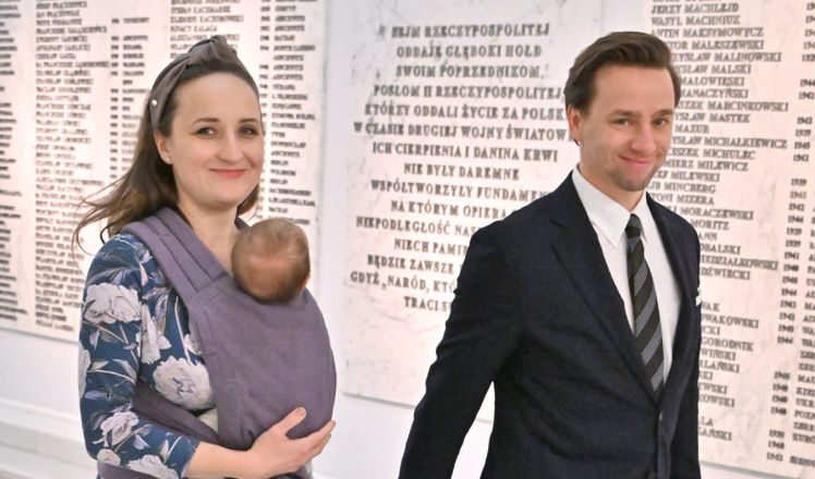Karina Bosak zabrała do Sejmu najmłodszą córkę. Emilia ma dopiero kilka tygodni (ZDJĘCIA)