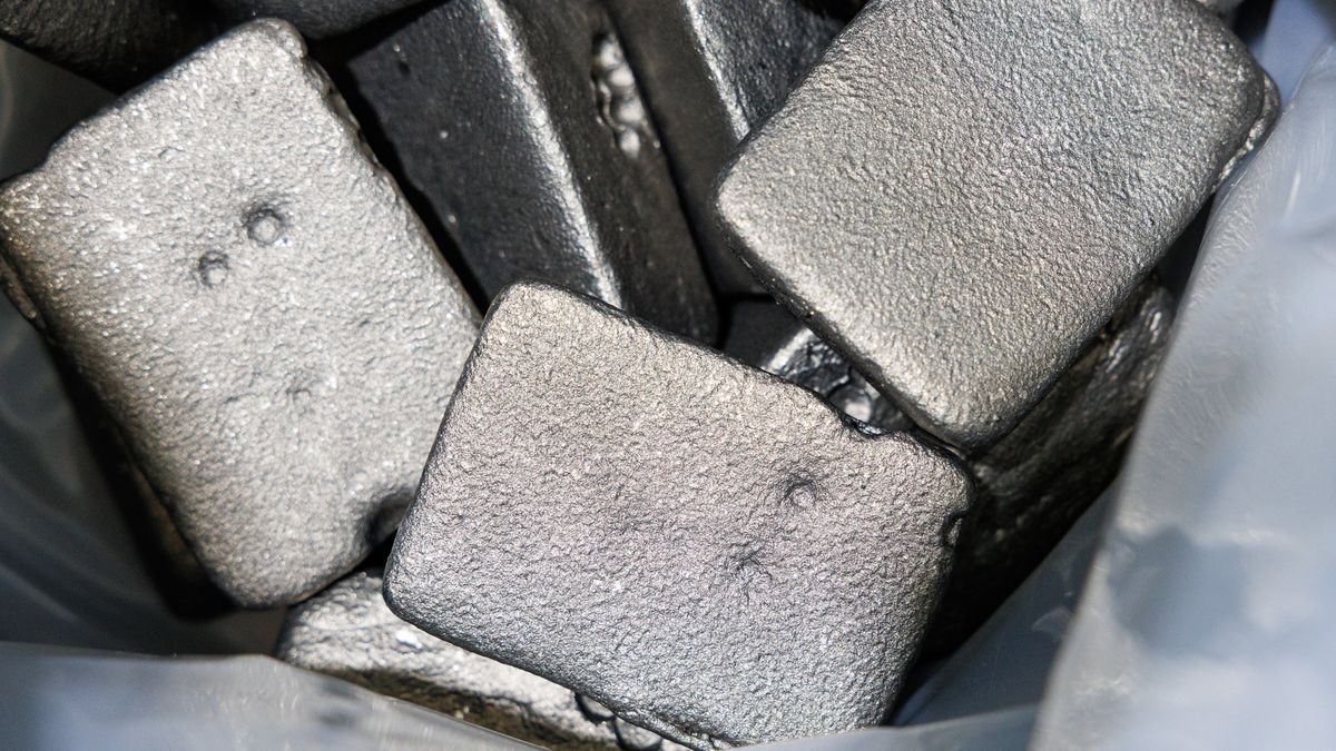 Wlewki metalu neodymowo-praseodymowego. Zdj. ilustracyjne