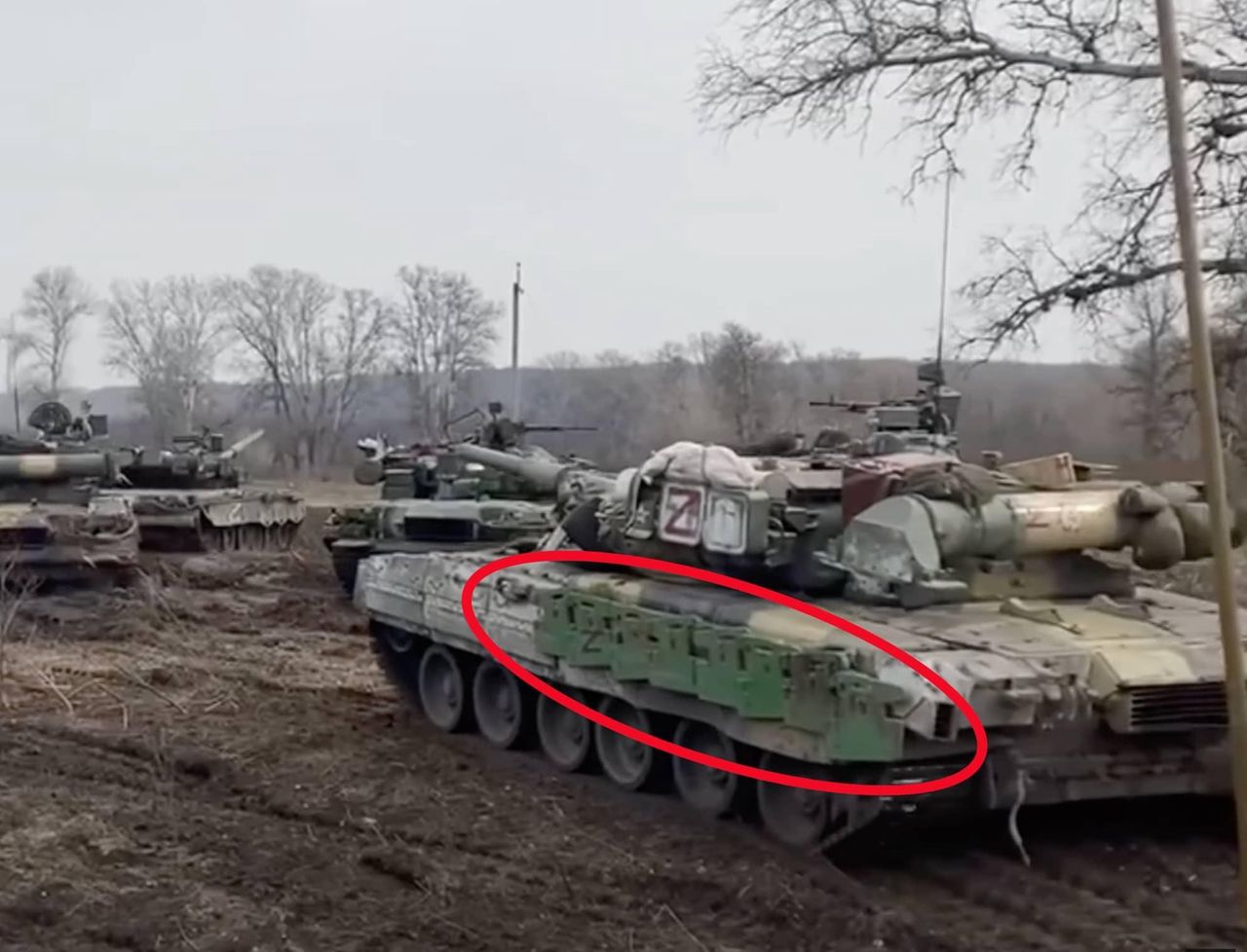 Rosyjski czołg T-80U wzmocniony obciążnikami do traktora.