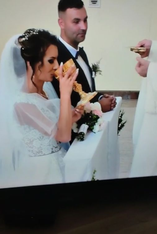 Panna młoda uraczyła się winem mszalnym podczas ślubu. Jej reakcja była BEZCENNA (WIDEO)