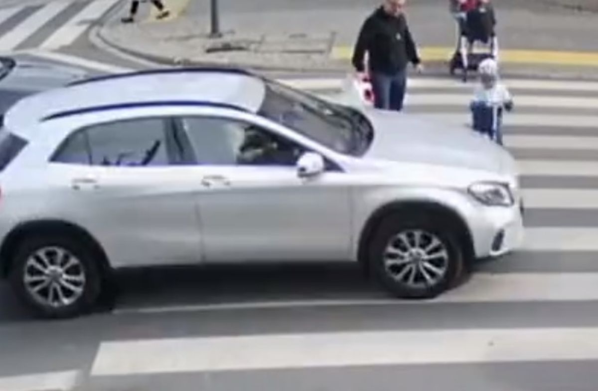 Przerażające nagranie z Poznania. Ojciec szuka kierowcy mercedesa