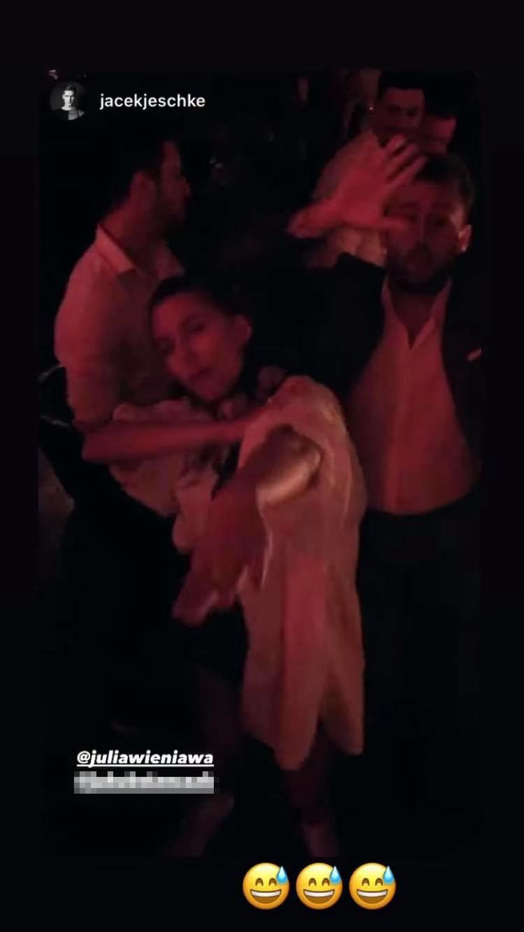 Julia Wieniawa baluje w zatłoczonym klubie z Sandrą Kubicką