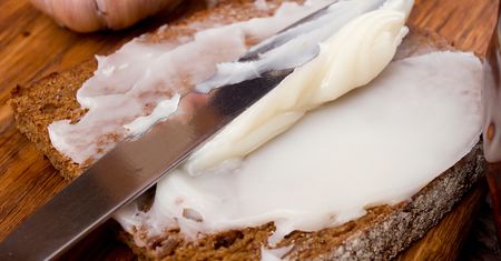 Przed laty była w każdej kuchni, dziś większość gardzi. Zrobisz z niej aromatyczne i pyszne smarowidło do chleba