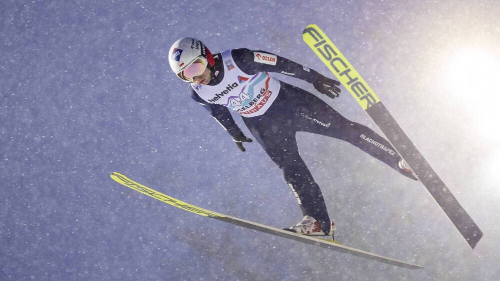 FIS Ski Jumping World Cup in Engelberg
epa11790035 Kamil Stoch from Poland in action during the Men's Large Hill HS 140 competition at the FIS Ski Jumping World Cup in Engelberg, Switzerland, 22 December 2024.  EPA/PHILIPP SCHMIDLI 
Dostawca: PAP/EPA.
PHILIPP SCHMIDLI
airborne