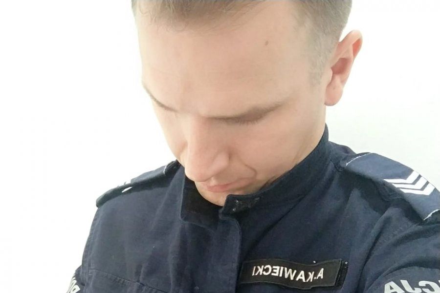 Warszawa. Kot, który utknął pod maską samochodu na Bielanach, dostał pomoc, dom i imię. Zaopiekował się nim jeden z bielańskich policjantów (KSP)