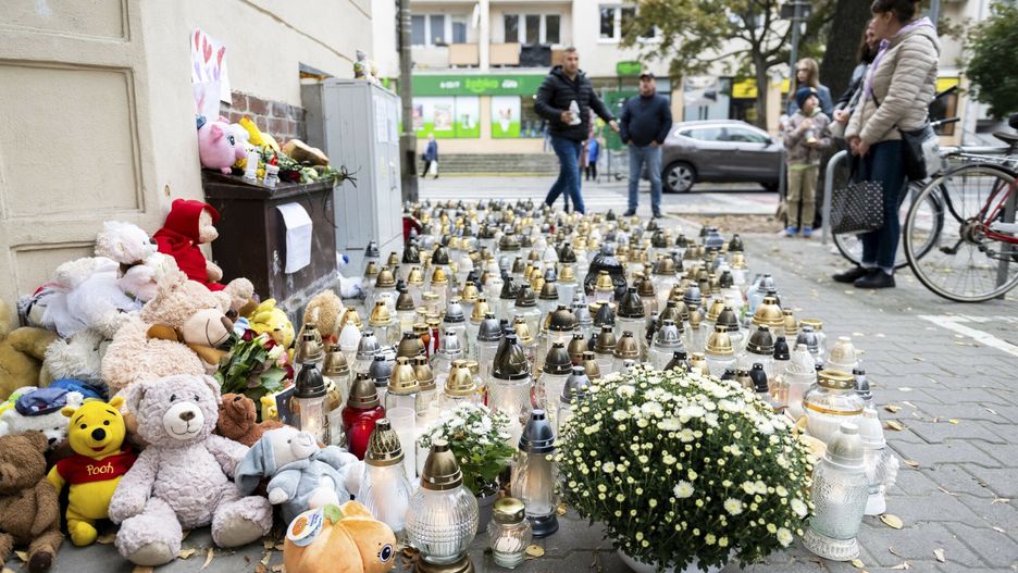 Mieszkańcy Poznania przynoszą znicze i maskotki