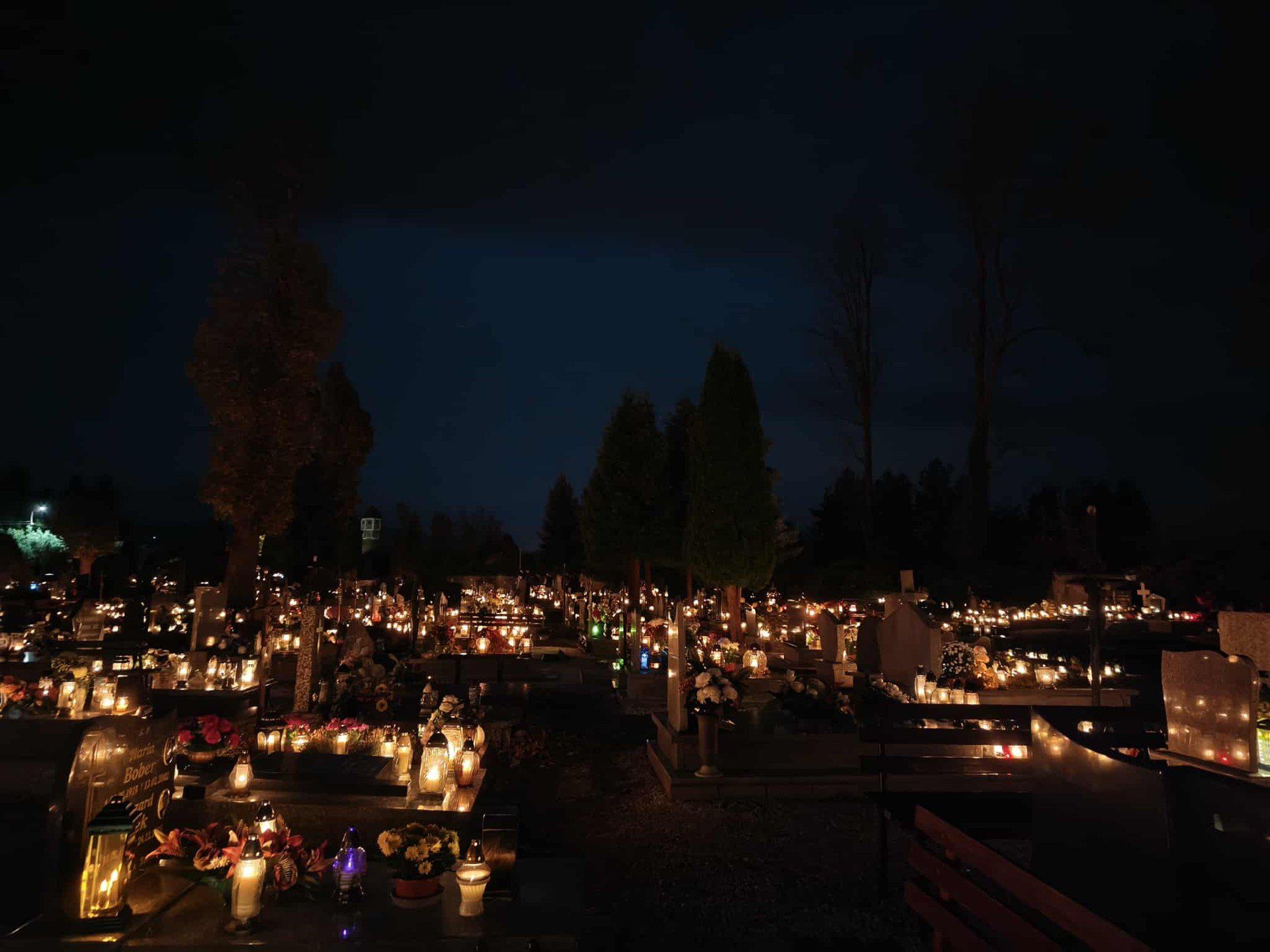 1.11.2025 Tłumy na cmentarzach w Mirsku