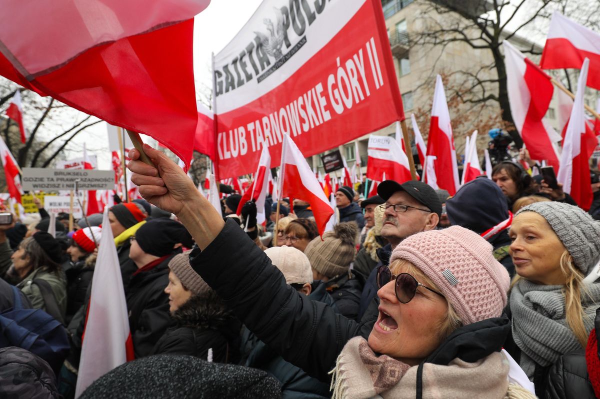 Uczestnicy "Protestu Wolnych Polaków" przed siedzibą Trybunału Konstytucyjnego w Warszawie