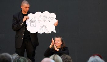 Grudziądz: Spektakl "Moje ręce krzyczą" otworzył I Festiwal Teatrów Ulicznych "Maska"