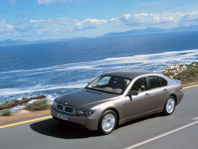 BMW Serii 7 E65 zastąpiło E38 w roku 2001. Jego publiczna premiera miała miejsce na targach samochodowych we Frankfurcie.