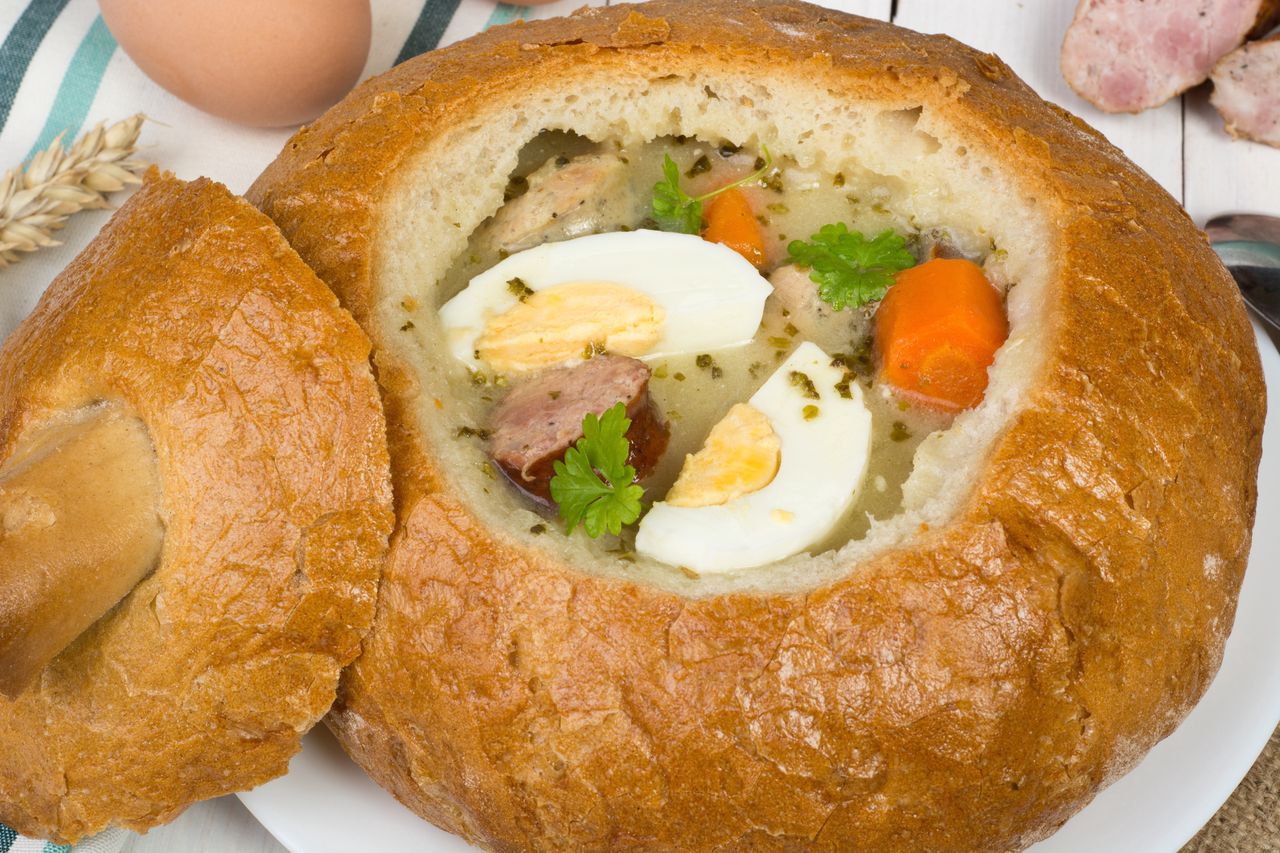 Przepis na wielkanocny żur w chlebie. Smakuje wyśmienicie