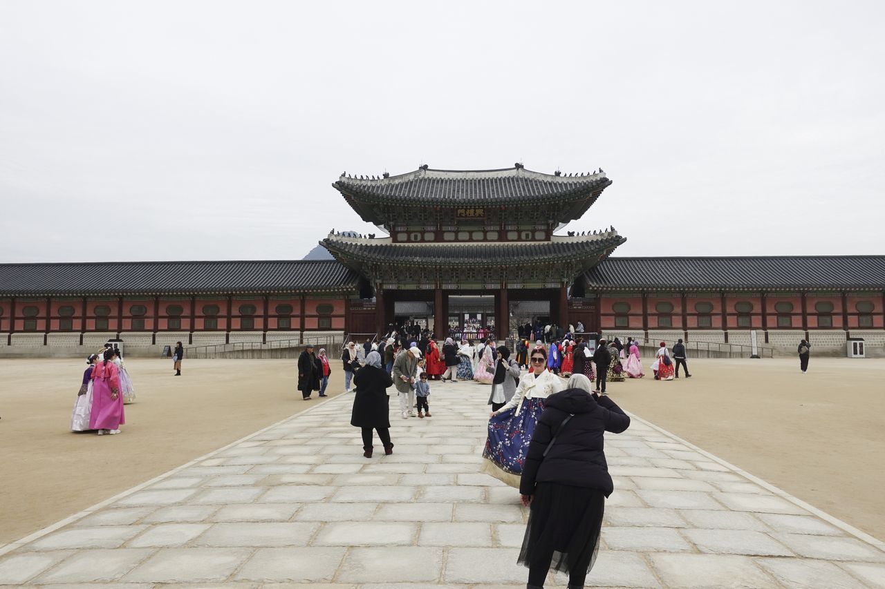 Pałac Gyeongbokgung to jedno z miejsc chętnie odwiedzanych przez turystów