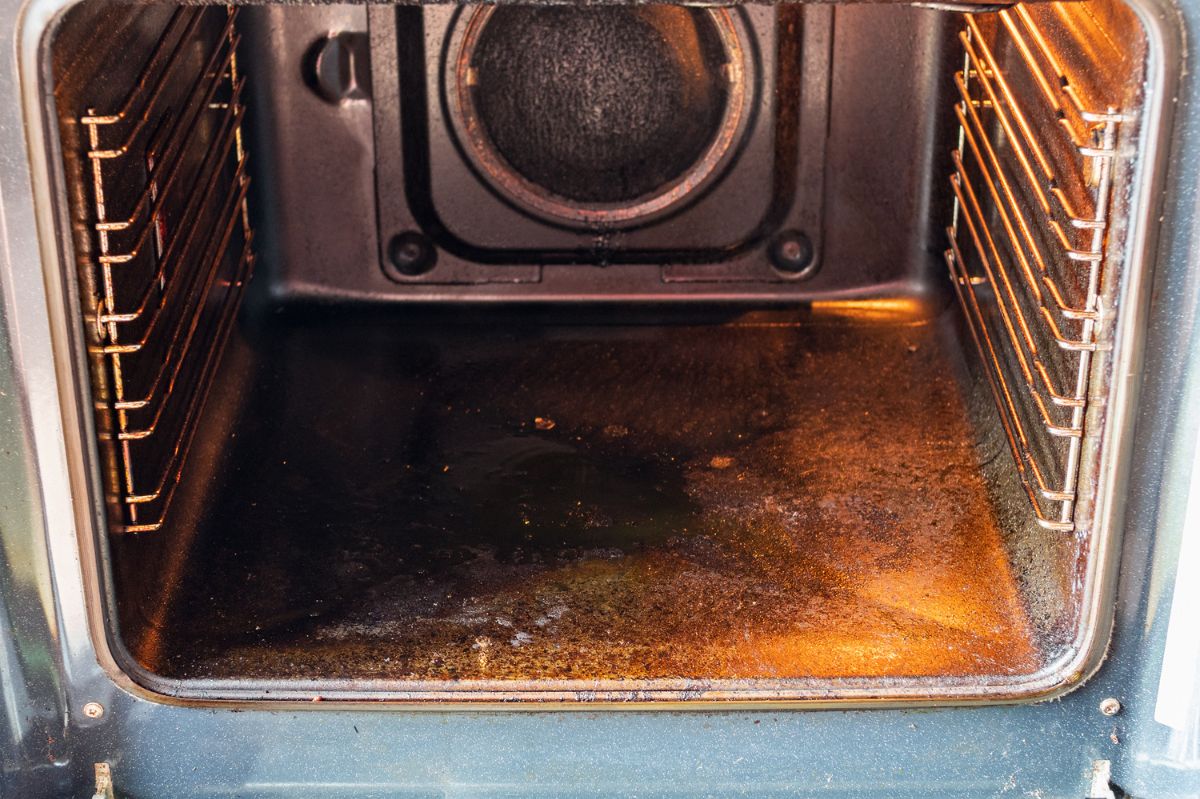 Dishwasher capsule hack: Simple solution for a spotless oven