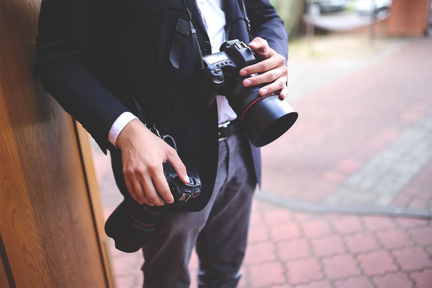 Brides Magazine radzi: Upewnij się, że fotograf ślubny używa „Cannona lub Nikona” 1
