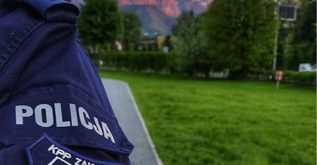 Półnagi mężczyzna zaczepiał turystów. Odpowie nie tylko za brak koszulki