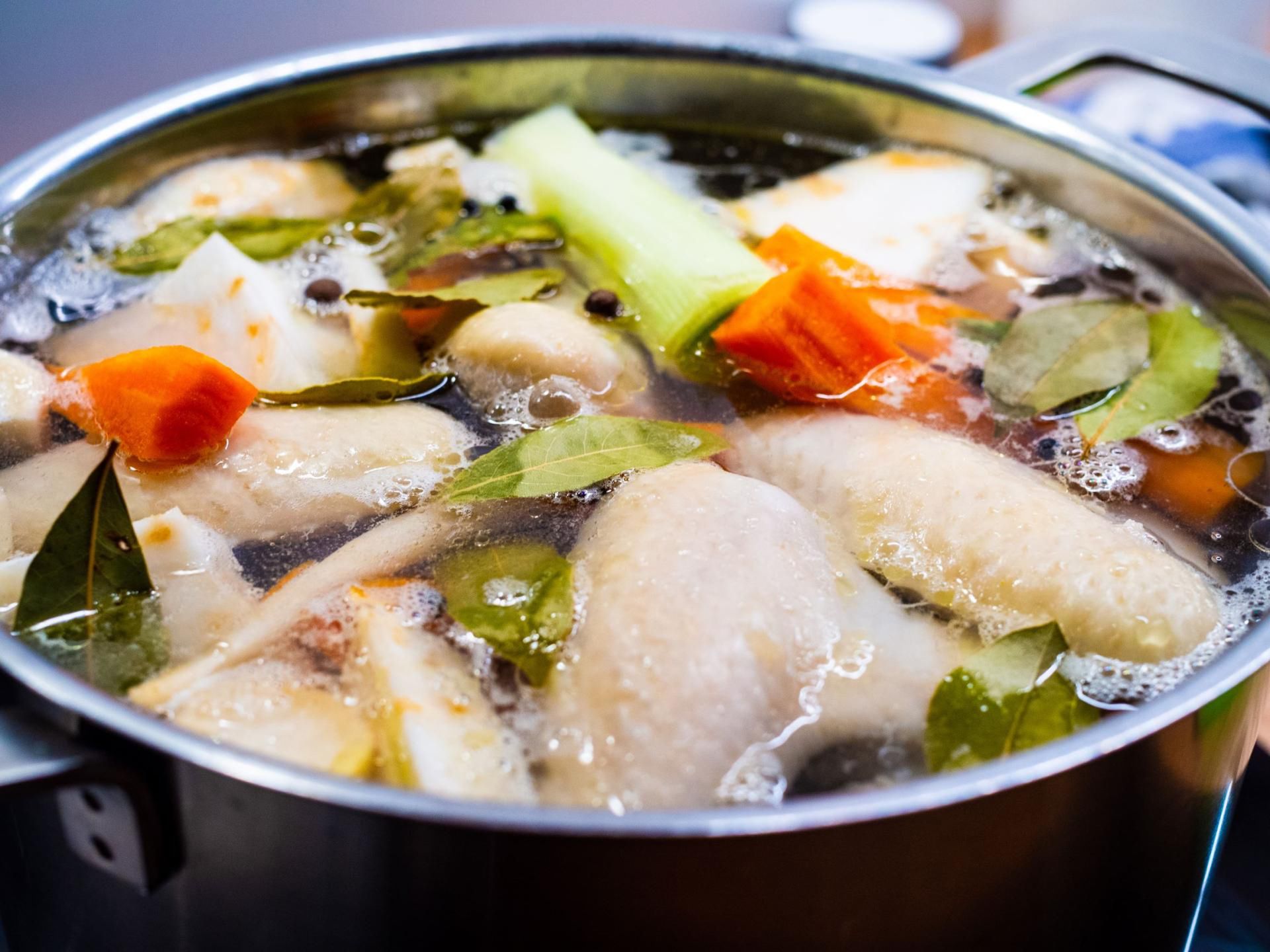 Jak ugotować rosół drobiowy z makaronem?