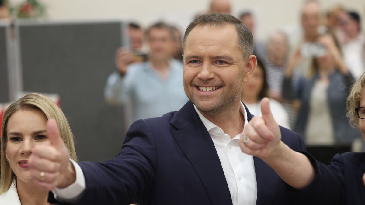 WARSAW, POLAND - JUNE 01: Karol Nawrocki, presidential candidate of the Law and Justice Party (PiS), gestures as he arrives with his family to cast his ballot at a polling station during the Polish presidential runoff election on June 01, 2025 in Warsaw, Poland. Today's election is a closely contested race between Nawrocki and Rafal Trzaskowski, the liberal mayor of Warsaw who is supported by Prime Minister Donald Tusk. The election is seen as a test of whether the government, with its centrist parliamentary coalition, can overcome the right-wing populism embodied by PiS. (Photo by Sean Gallup/Getty Images)