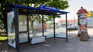 Trwa konserwacja ławek na przystankach w Płocku!