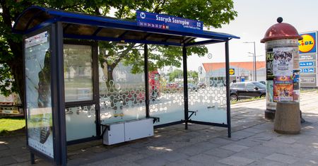 Trwa konserwacja ławek na przystankach w Płocku!