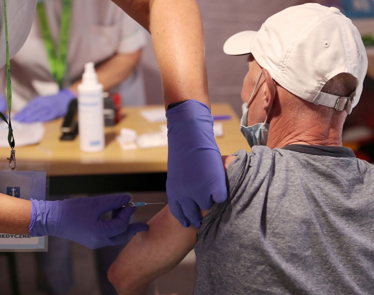 Obowiązkowe szczepienia? Prof. Fal komentuje doniesienia