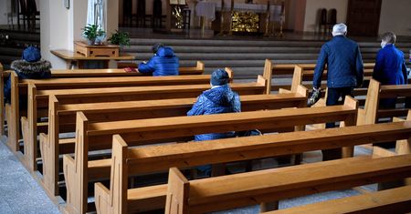 Okładki tygodników. Wierzący jako "gorszy sort"? Lis w obronie katolików
