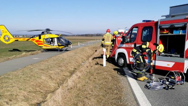 Helikopter i wóz strażacki na miejscu wypadku