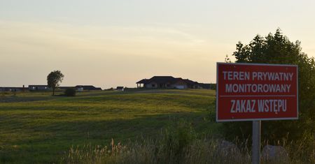 Wakacje 2020. Domy widmo na Mazurach, czyli letnie rezydencje warszawiaków