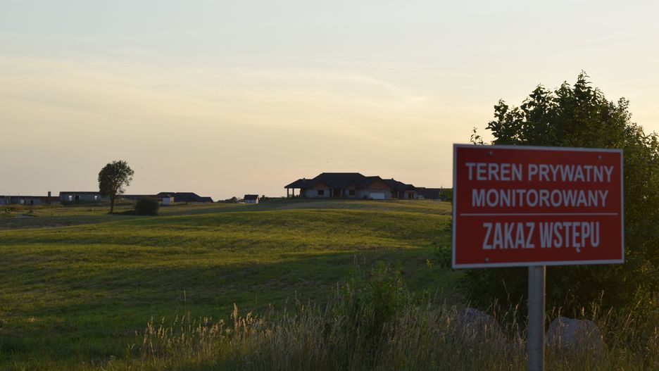 Wakacje 2020. Rozległe i atrakcyjne działki na Mazurach coraz częściej trafiają w prywatne ręce