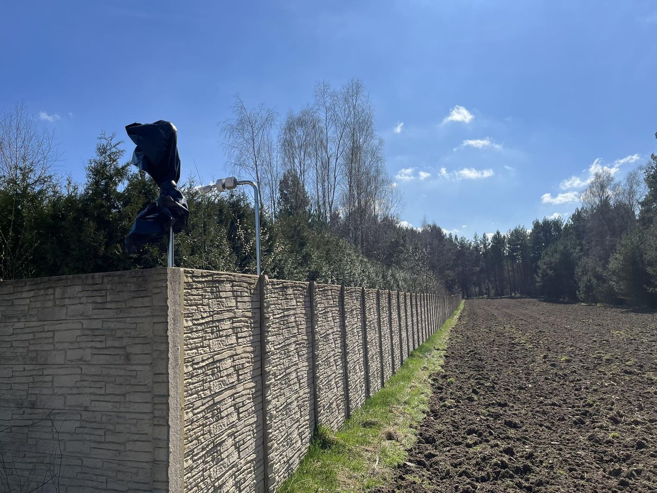 Siłowe wejście do domu Zbigniewa Ziobry. Świadek potwierdza: walili młotem, są straty