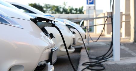 Brakuje ładowarek do aut na prąd. Dlaczego? "Dziś nie ma wystarczającego popytu na samochody elektryczne"