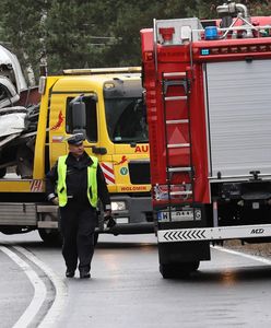 Volkswagen golf zepchnął z drogi wojskową ciężarówkę. Dwóch żołnierzy w szpitalu