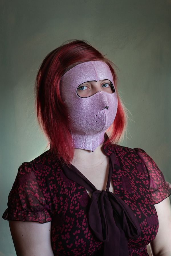 Evija Laivina fotografuje ludzi z dziwnymi ”gadżetami upiększającymi” z eBaya 7