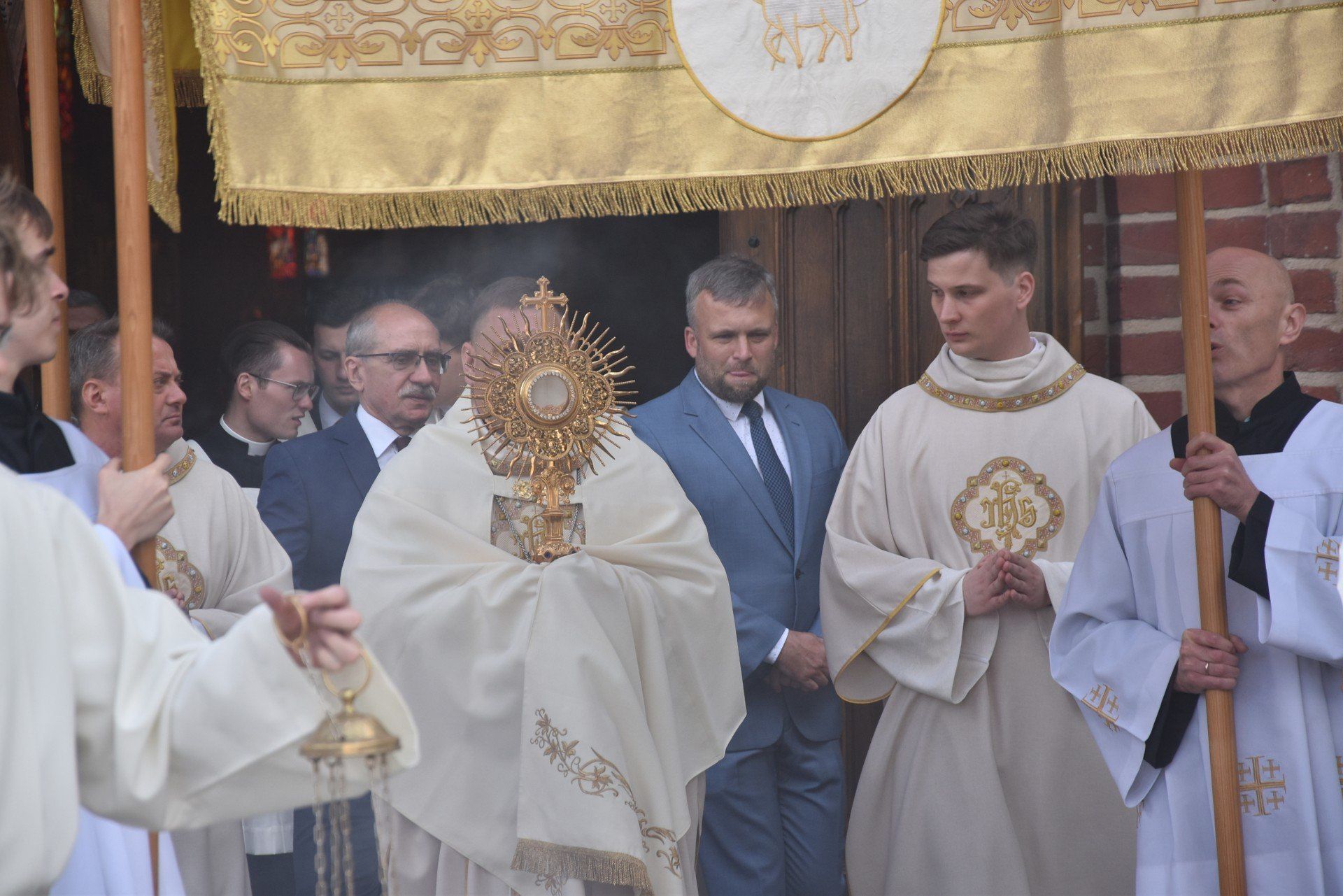 Gorzowska procesja na Boże Ciało przeszła z katedry - ulicami Chrobrego, Jagiełły i Sikorskiego - na Stary Rynek.