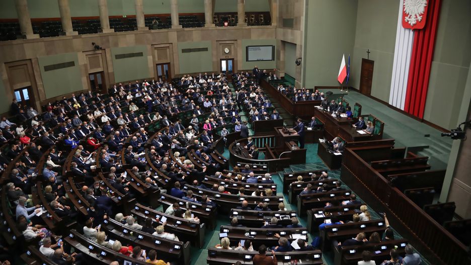 Warszawa, 23.06.2021. Posłowie na sali obrad Sejmu w Warszawie, 23 bm. Sejm zajmie się m.in. wnioskami KO o odwołanie: wicepremiera i szefa MAP Jacka Sasina, szefa MSWiA Mariusza Kamińskiego i szefa KPRM Michała Dworczyka. Zdecydowano, że izba rozpatrzy też wniosek o odwołanie Ryszarda Terleckiego z funkcji wicemarszałka. (mr) PAP/Wojciech Olkuśnik