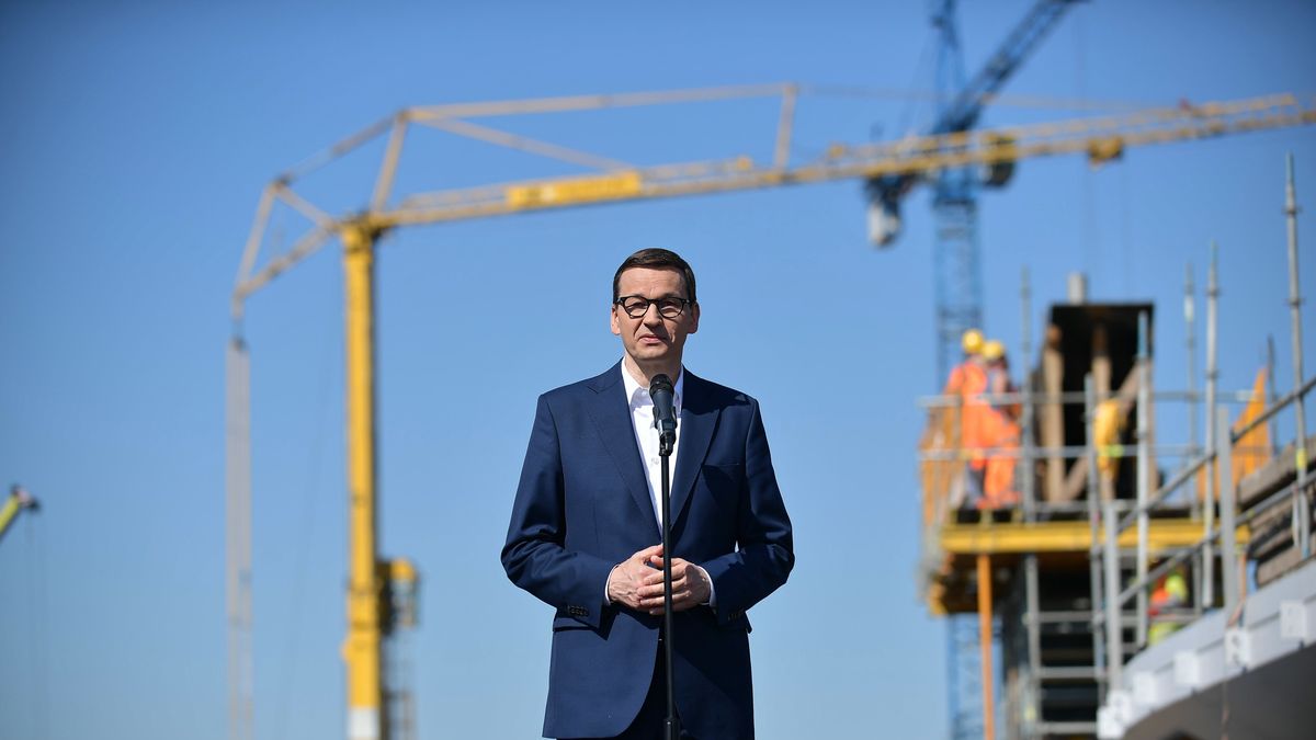 Warszawa, 07.06.2021. Premier Mateusz Morawiecki podczas wypowiedzi dla mediów, po wizycie na placu budowy nowego dworca PKP Warszawa Zachodnia, 7 bm. (mr) PAP/Marcin Obara