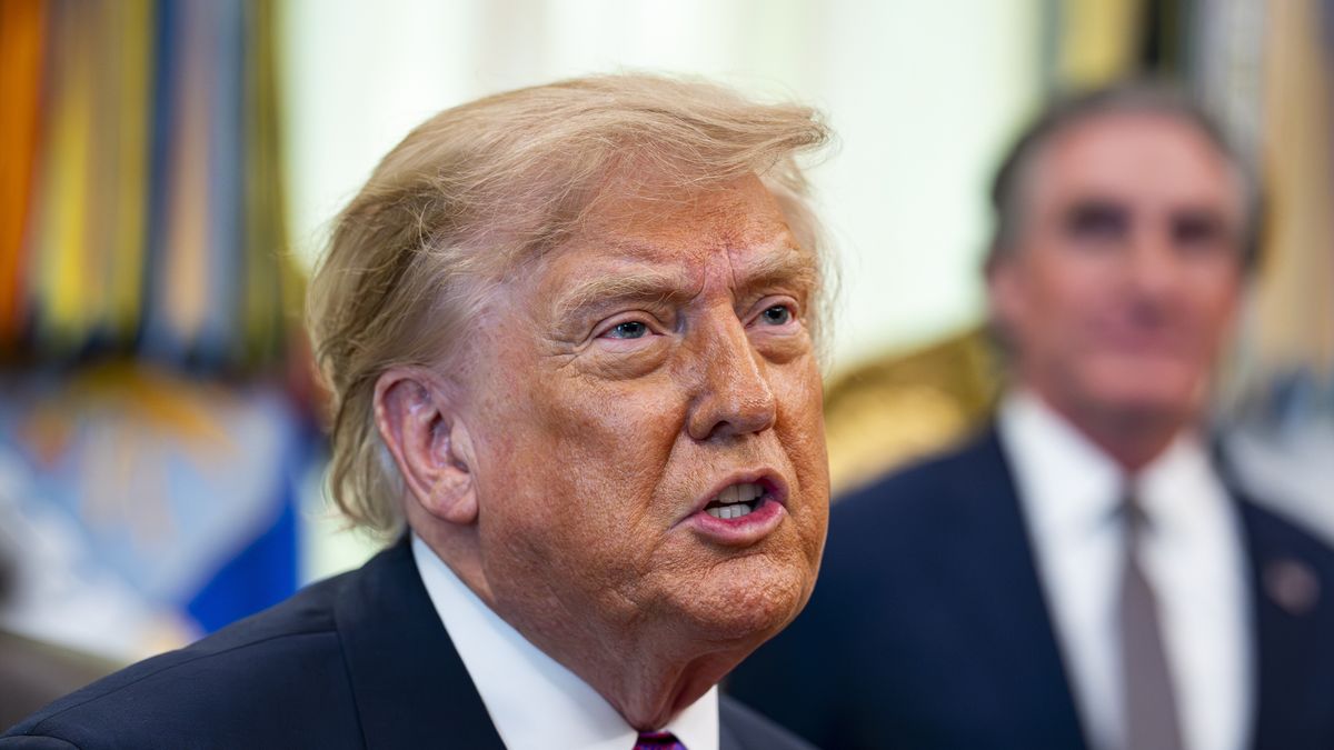 US President Donald Trump speaks to members of the media following signing an executive order to rename Lake Ontario as Lake America, amid a recent trade war, in the Oval Office of the White House in Washington, DC, USA, 27 August 2026. EPA/AL DRAGO / POOL Dostawca: PAP/EPA.