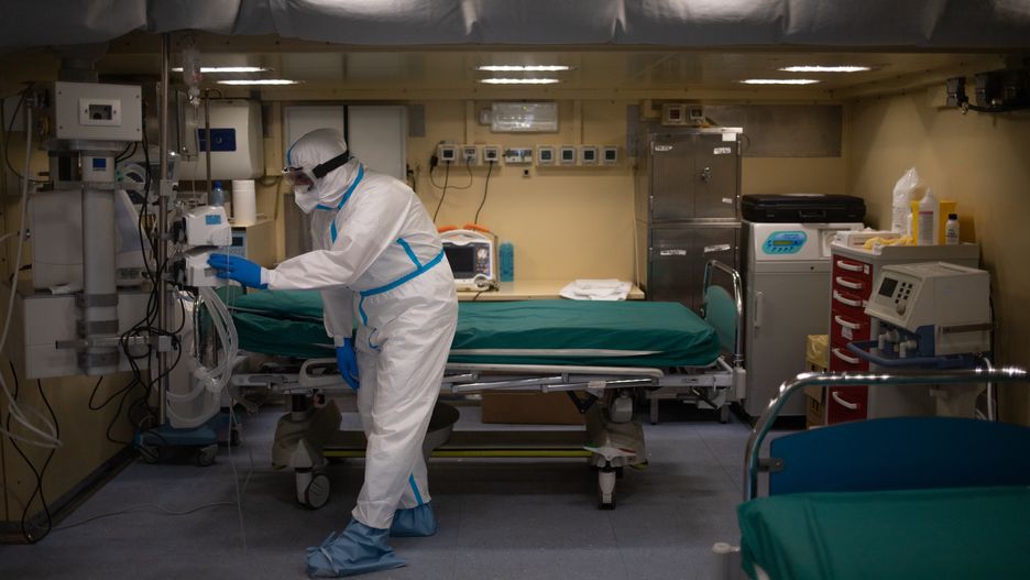 A military medical operator of the Italian Army, inside the intensive care unit of the covid military field hospital in Cosenza, on December 24, 2020. An Italian army field hospital has been set up near the Cosenza railway station to deal with the health emergency due to covid-19. (Photo by Andrea Pirri/NurPhoto via Getty Images)
