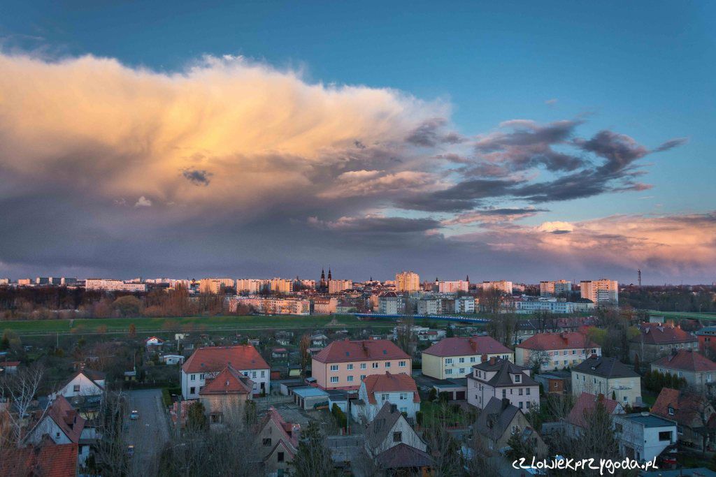 „Okno Opola”, jak nazywa się projekt, ma swój początek w przypadkowych zdjęciach z okna kuchennego Pawła. Wcześniej losowo brał aparat i fotografował „chmurki i inne widoczki”. I tak oto coś przypadkowego zmieniło się w interesujący projekt, dokumentujący życie miasta oraz jego przemiany.