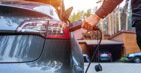 Co hamuje rozwój elektromobilności w Polsce - brak popytu na auta na prąd czy brak ładowarek?