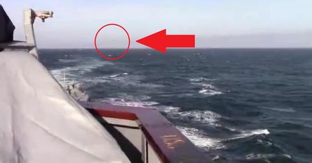 Rosja i USA potwierdzają incydent na morzu. Bombowiec zbliżył się do okrętu [Wideo]