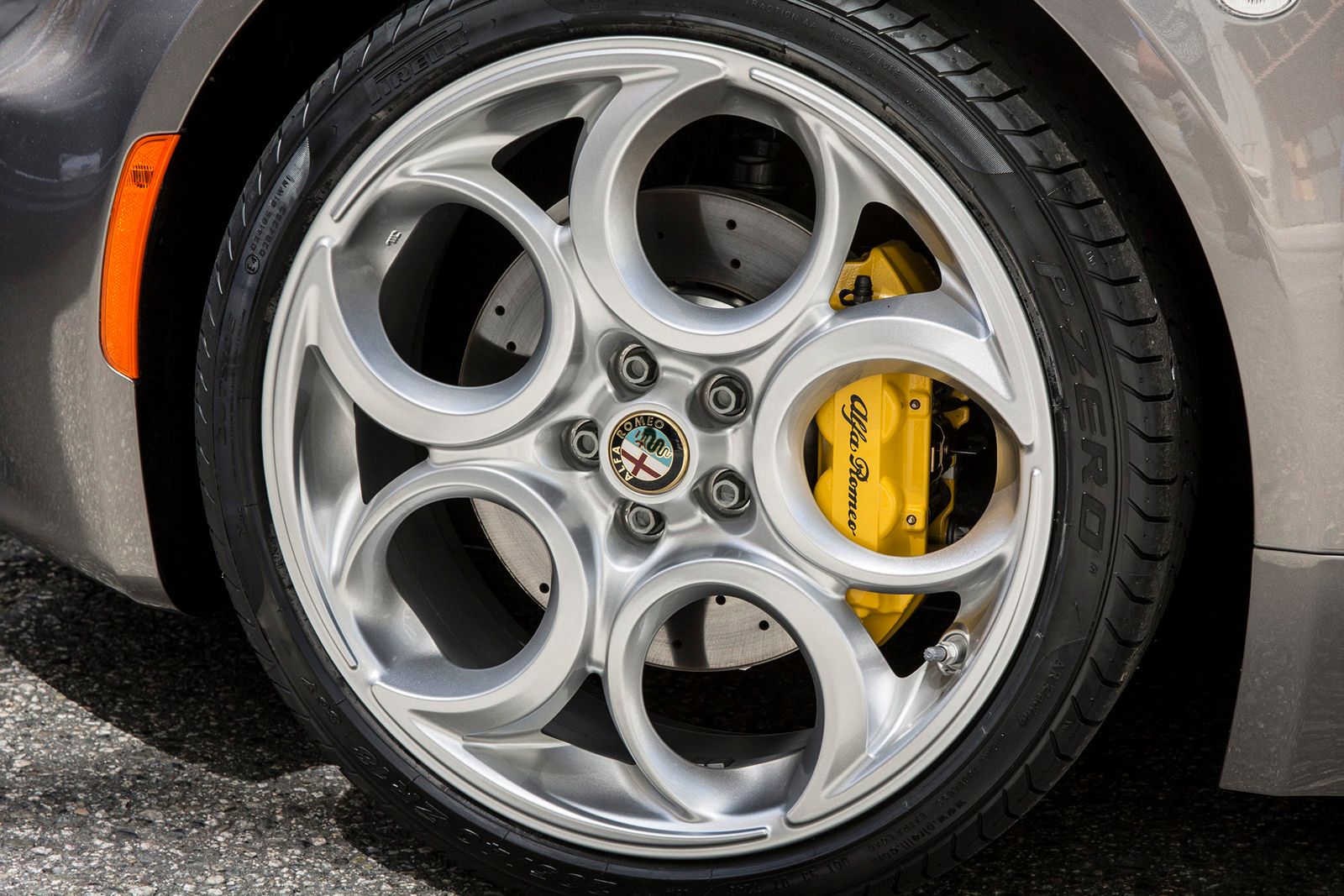 Alfa Romeo 4C w wersji na rynek amerykański w obszernej galerii zdjęć 18