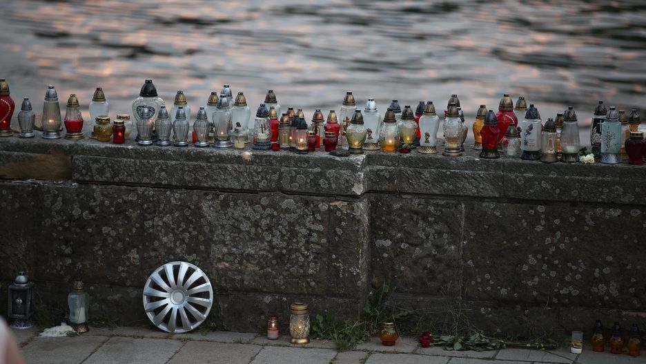 Kraków, 16.07.2023. Znicze w miejscu wypadku przy moście Dębnickim w Krakowie, gdzie zginęło czterech młodych mężczyzn, 16 bm. Do wypadku doszło w nocy z 14 na 15 bm. Kierujący renaultem megane uderzył w betonowy murek. Wszyscy czterej mężczyźni, w wieku 20-24 lata, jadący samochodem, zginęli. (mr) PAP/Łukasz Gągulski ***Zdjęcie do depeszy PAP pt. Kraków/ W miejscu wypadku przy moście Dębnickim płoną znicze***