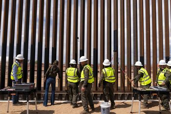 Trump ruszył z budową muru. Indianie mówią o naruszeniu świętej ziemi