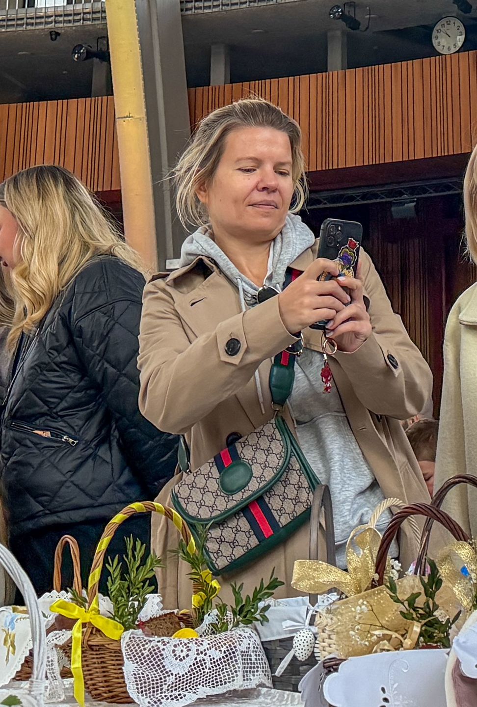 Marta Manowska z matką święci pokarm w kościele
