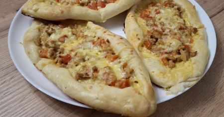 Zamiast pizzy robię turecki przysmak. Z mięsnym farszem smakuje jak marzenie
