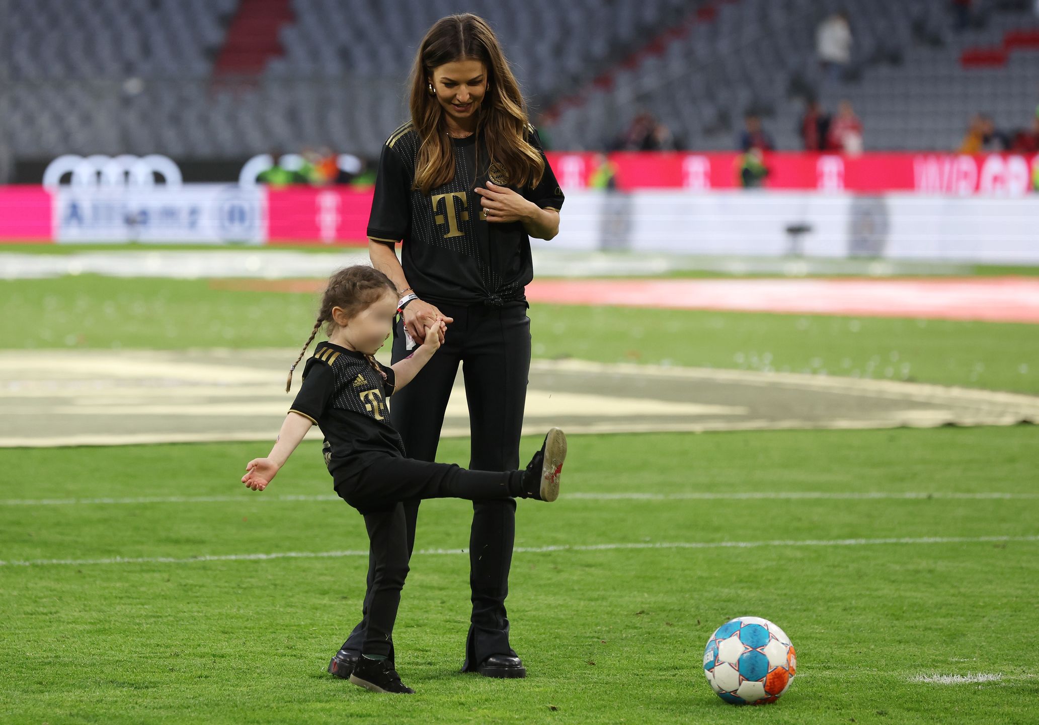 Robert Lewandowski świętuje nowy tytuł wraz z Anią i córkami. Uroczo? 