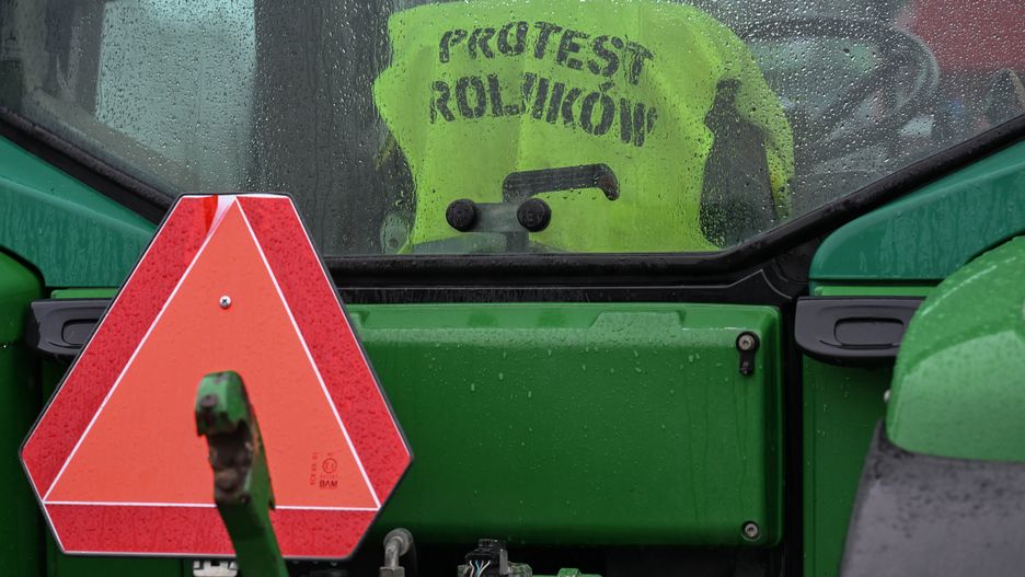 Koszalin, 14.11.2025. Protest rolników na ulicach Koszalina, 14 bm. Akcję organizuje Oddolny Ogólnopolski Protest Rolników, w którym uczestniczą m.in. kółka rolnicze, Solidarność RI, Krajowy Związek Plantatorów Buraka Cukrowego. (ad) PAP/ Piotr Kowala