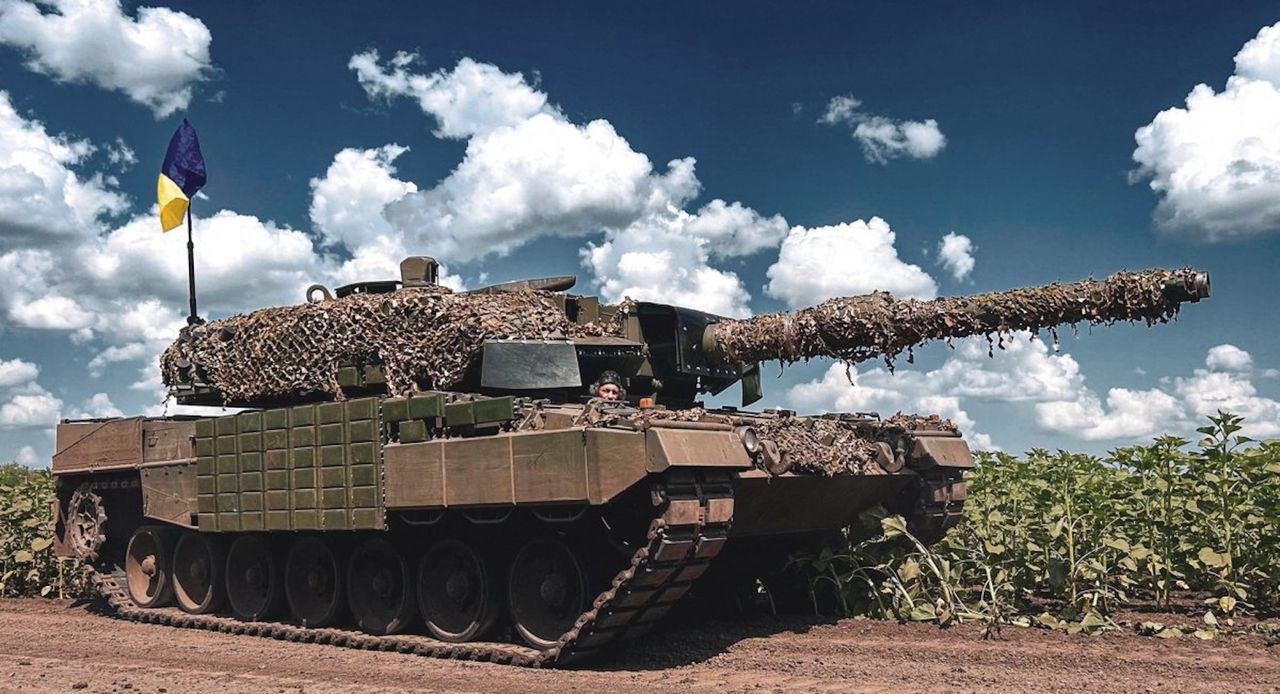 Leopard 2A4 upgraded by the Ukrainians with reactive armour